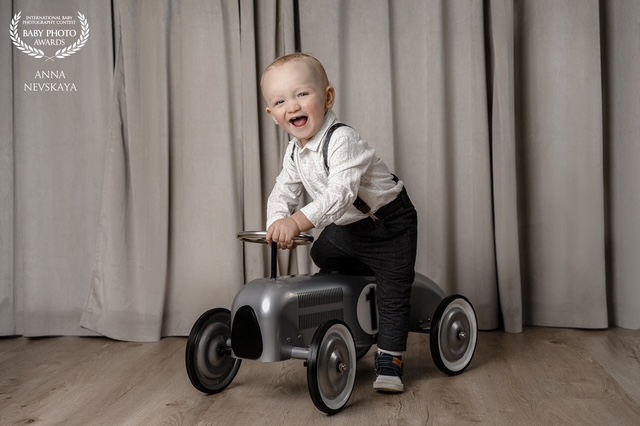 Blurred,Hand,Touching,Wheat,Spikes,With,Her,Hand,At,Sunset